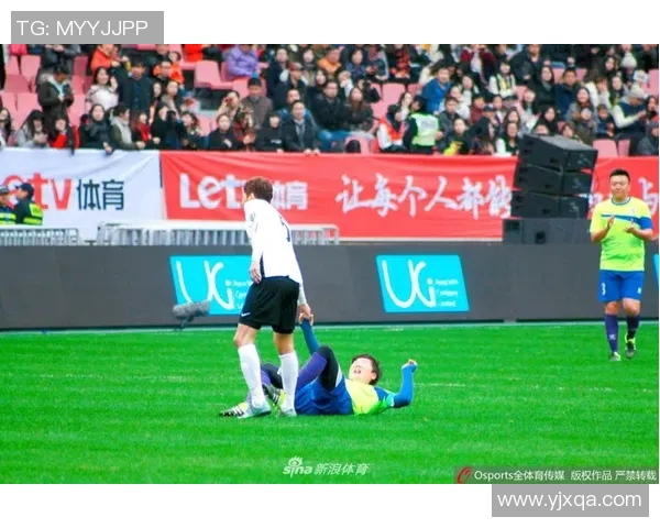 足球明星言辞激烈引发争议球迷热议其言论背后的真相与影响 足球明星言辞激烈引发争议球迷热议其言论背后的真相与影响